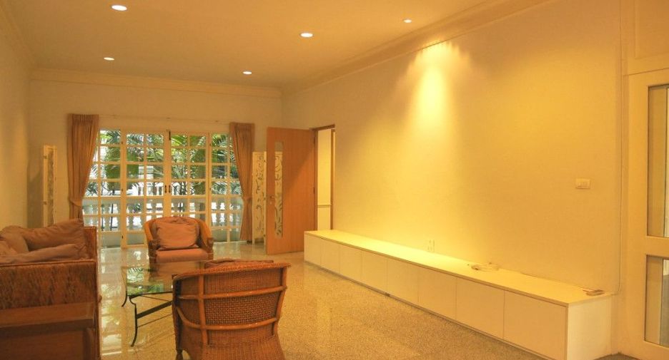 For rent 4 bedrooms house in Watthana, Bangkok