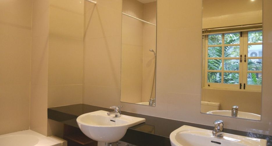 For rent 4 bedrooms house in Watthana, Bangkok