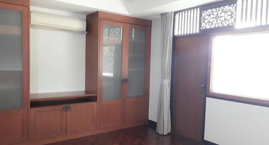 For rent 4 bedrooms condo in Sathon, Bangkok