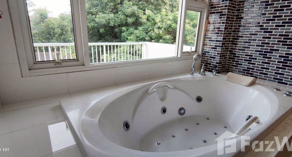 For rent 4 bedrooms condo in Sathon, Bangkok