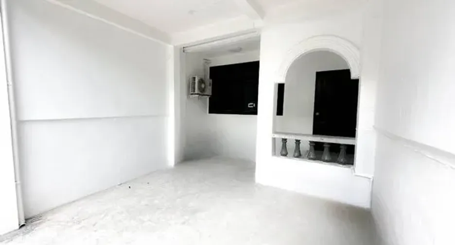 For rent 3 bedrooms townhouse in Phra Khanong, Bangkok