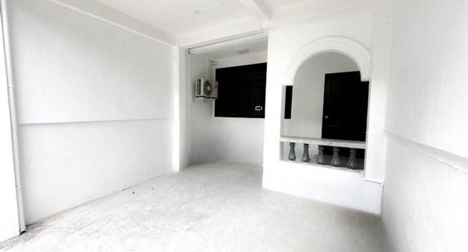 For rent 3 ベッドルーム townhouse in Phra Khanong, Bangkok