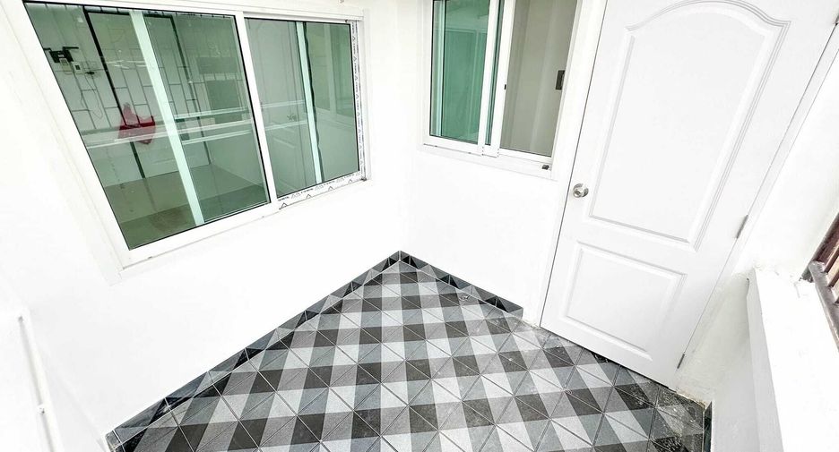 For rent 3 bedrooms townhouse in Phra Khanong, Bangkok