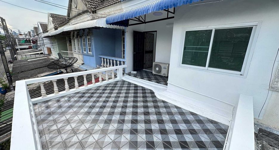 For rent 3 bedrooms townhouse in Phra Khanong, Bangkok