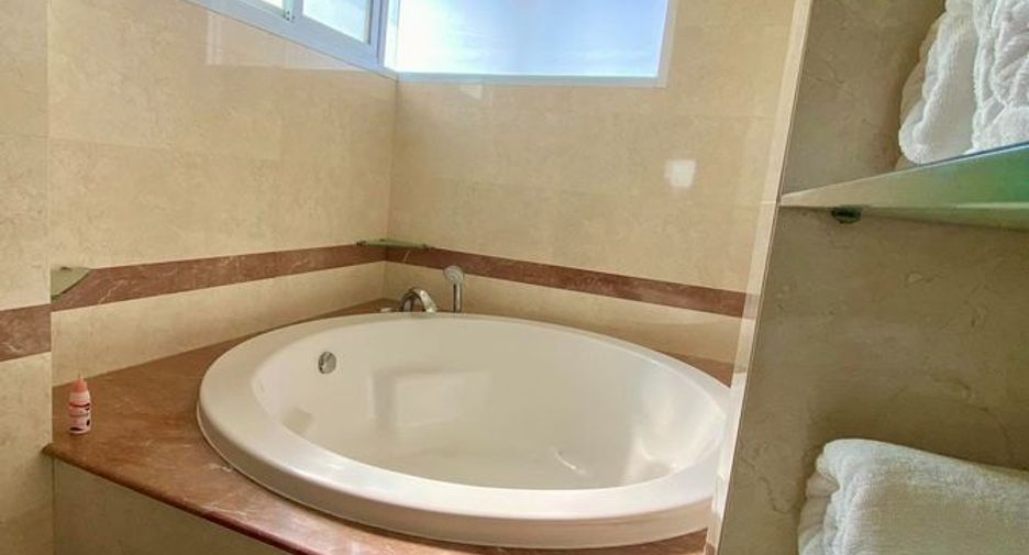 For rent 4 bedrooms house in Bang Kapi, Bangkok