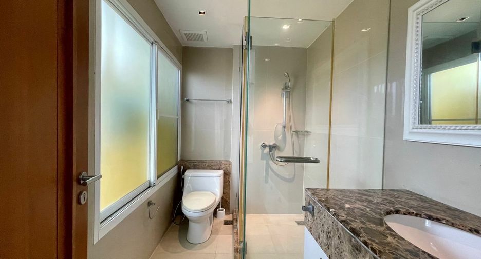 For rent 3 bedrooms condo in Khlong Toei, Bangkok
