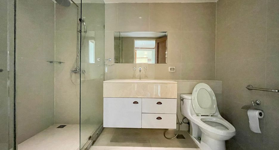 For rent 3 bedrooms condo in Khlong Toei, Bangkok