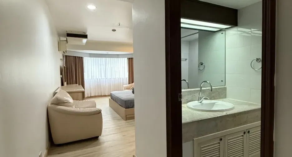 For rent 2 bedrooms condo in Khlong Toei, Bangkok