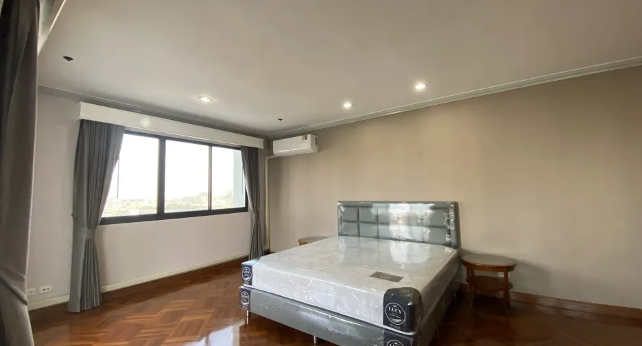 Condo en alquiler de 3 habitaciones en Watthana, Bangkok