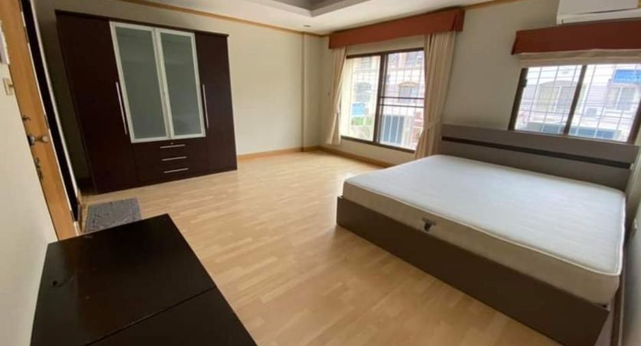 Casa adosada en alquiler de 3 habitaciones en Suan Luang, Bangkok