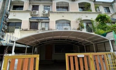 For rent 3 bedrooms townhouse in Suan Luang, Bangkok