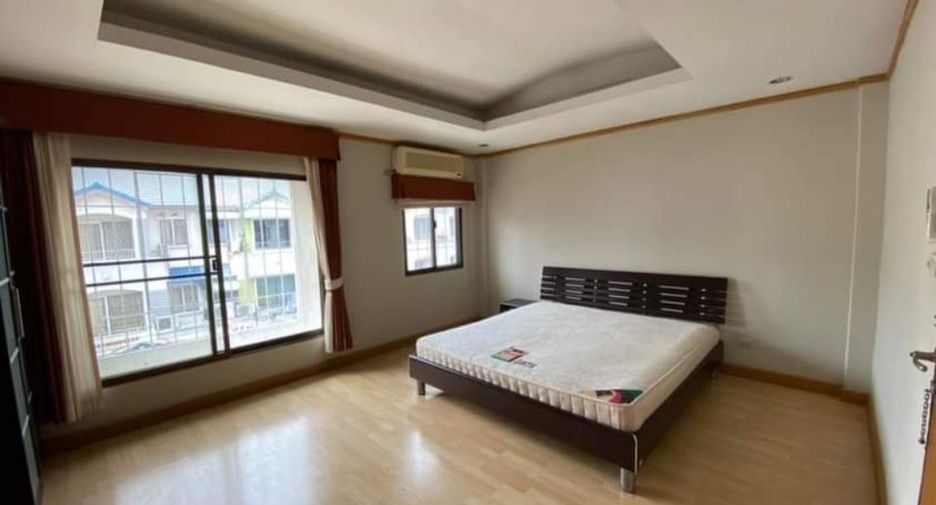 Casa adosada en alquiler de 3 habitaciones en Suan Luang, Bangkok