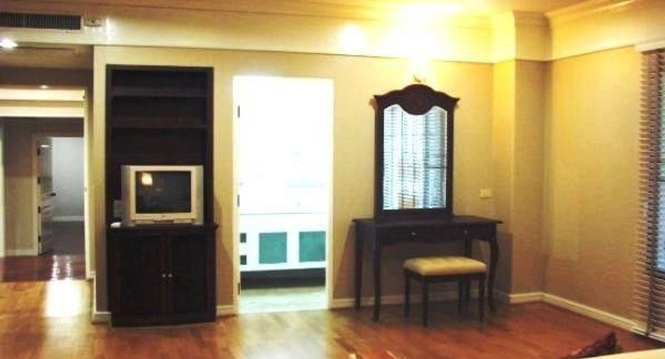 For rent 3 bedrooms condo in Sathon, Bangkok