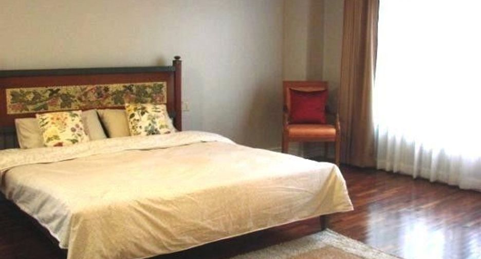 For rent 3 bedrooms condo in Sathon, Bangkok