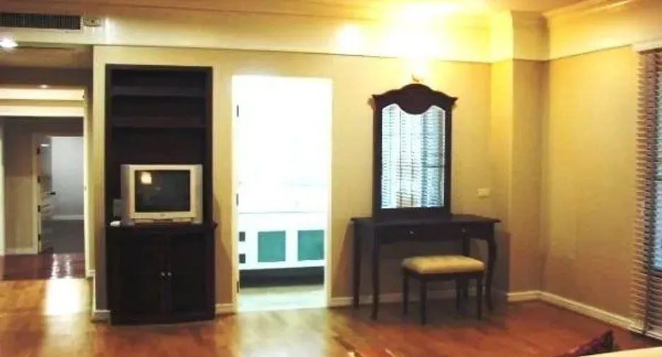 For rent 3 bedrooms condo in Sathon, Bangkok