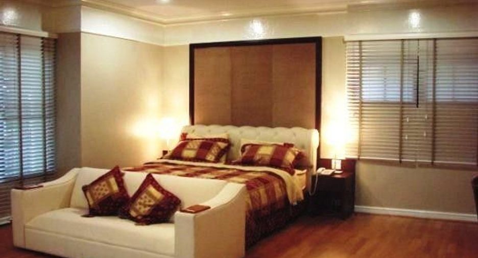For rent 3 bedrooms condo in Sathon, Bangkok