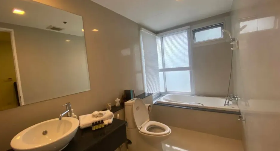 For rent 3 bedrooms condo in Khlong Toei, Bangkok