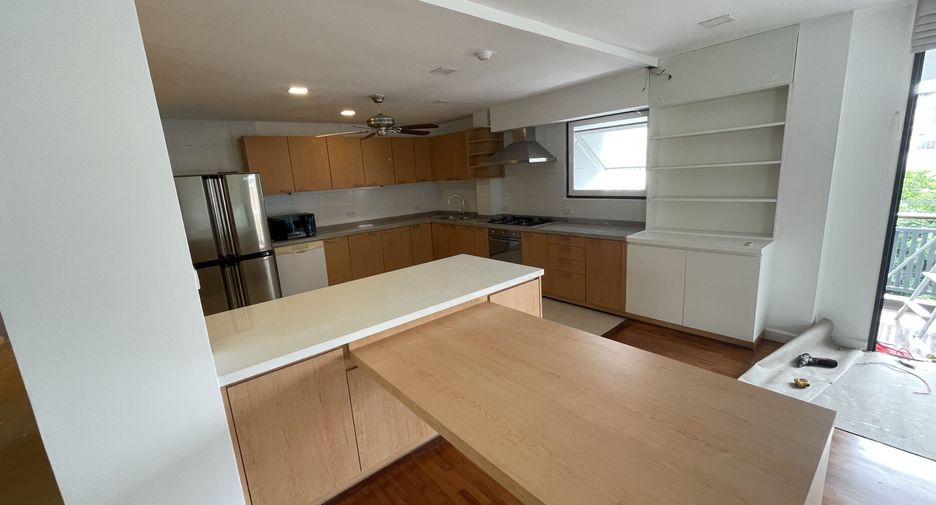 For rent 4 bedrooms apartment in Sathon, Bangkok