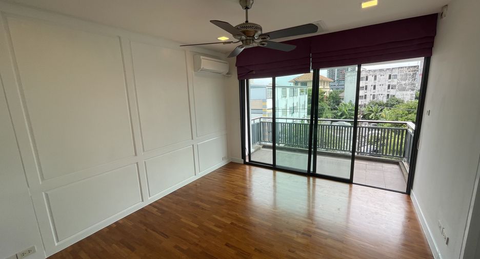 For rent 4 bedrooms apartment in Sathon, Bangkok