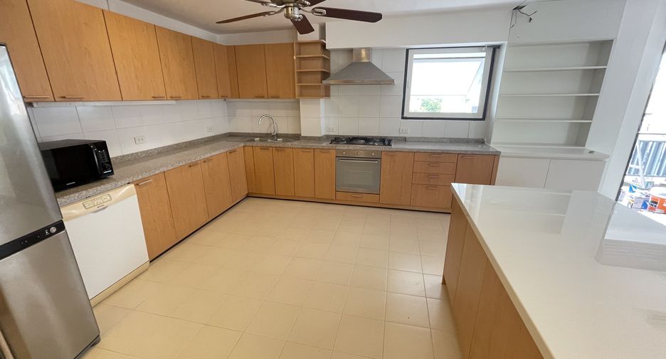 For rent 4 bedrooms apartment in Sathon, Bangkok