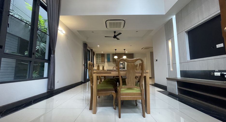 For rent 4 bedrooms house in Bang Na, Bangkok