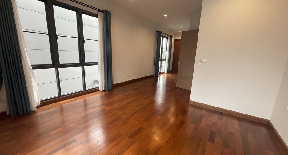 For rent 4 bedrooms house in Bang Na, Bangkok