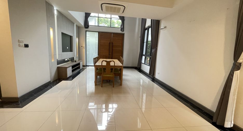 For rent 4 bedrooms house in Bang Na, Bangkok