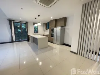 Casa en alquiler de 4 habitaciones en Bang Na, Bangkok