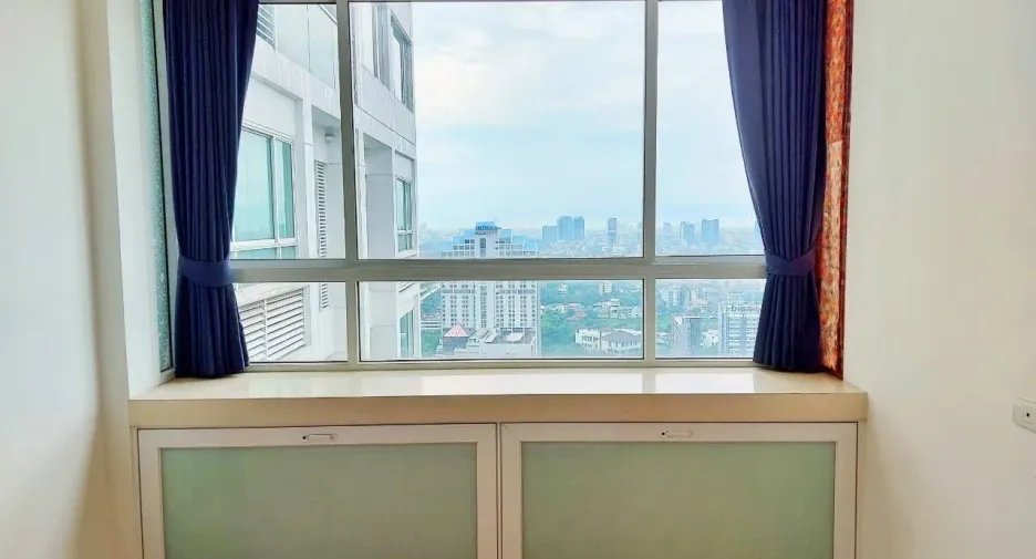 For rent 2 bedrooms condo in Huai Khwang, Bangkok