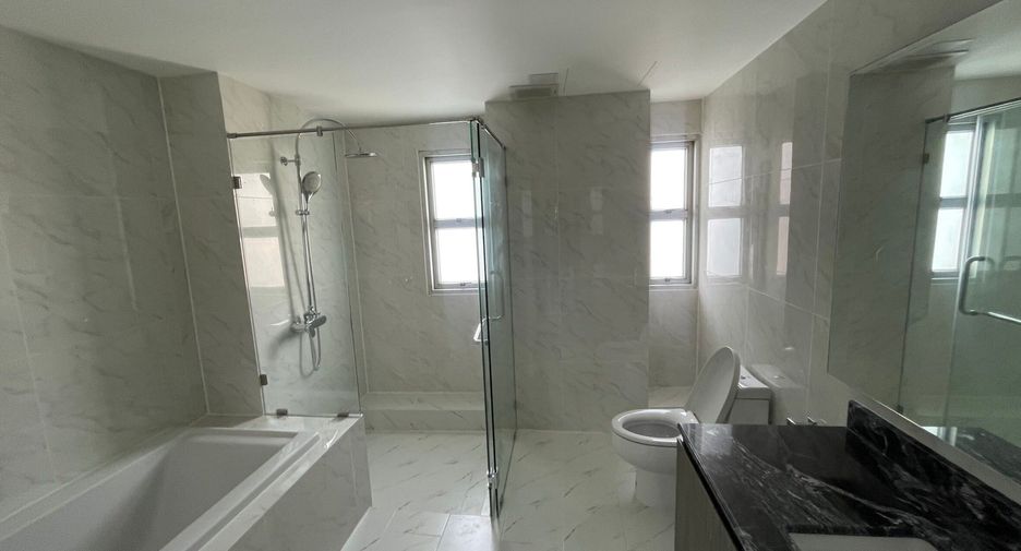 For rent 4 bedrooms condo in Khlong Toei, Bangkok
