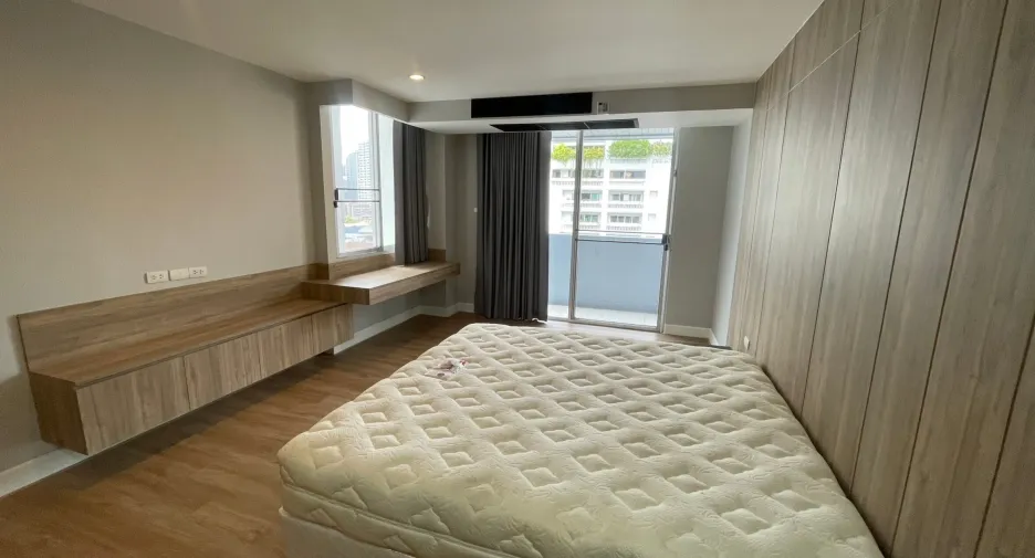 For rent 4 bedrooms condo in Khlong Toei, Bangkok