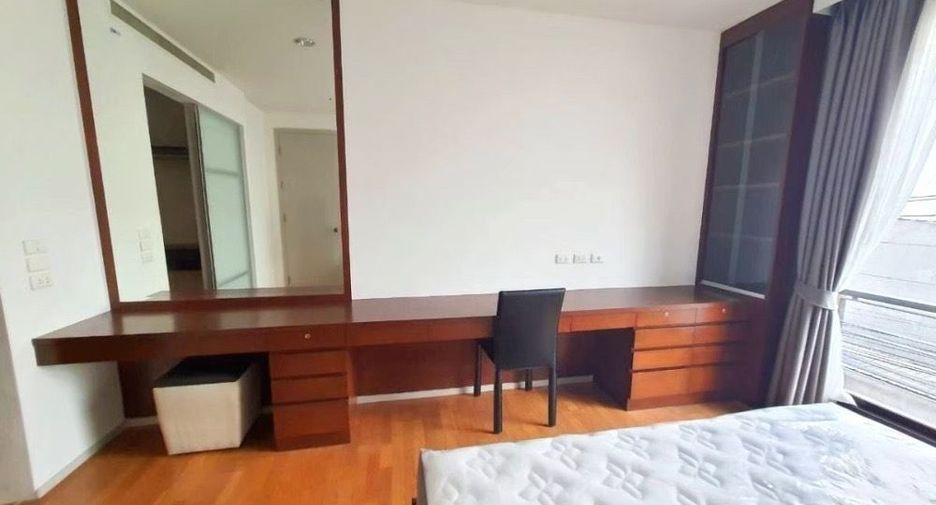 For rent 2 bedrooms condo in Huai Khwang, Bangkok