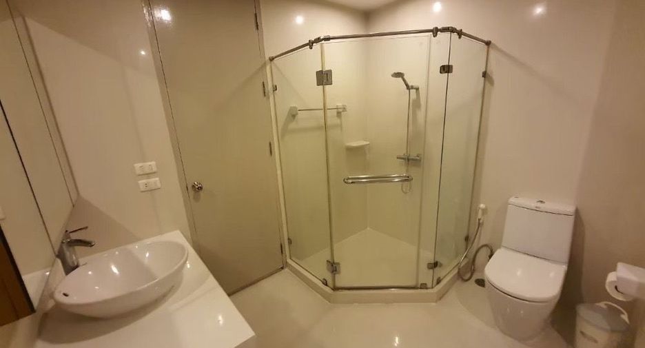 For rent 2 bedrooms condo in Huai Khwang, Bangkok