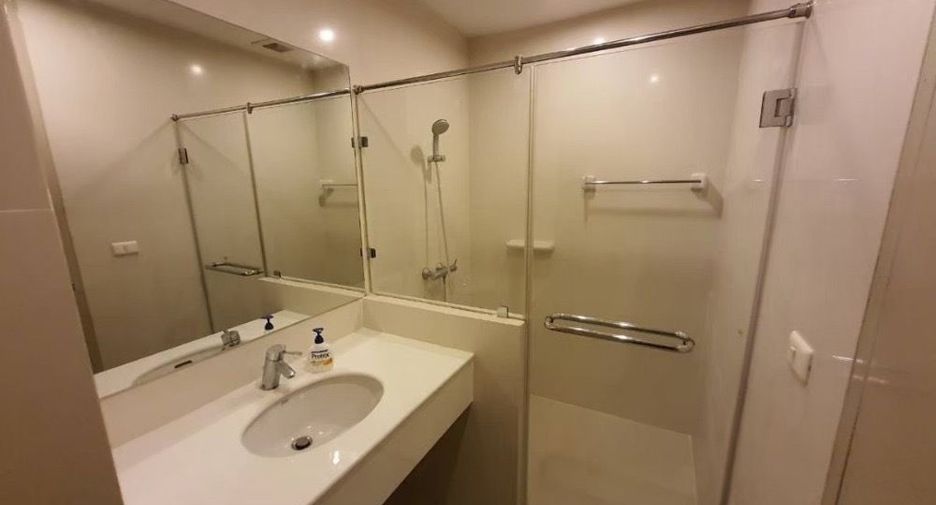 For rent 2 bedrooms condo in Huai Khwang, Bangkok