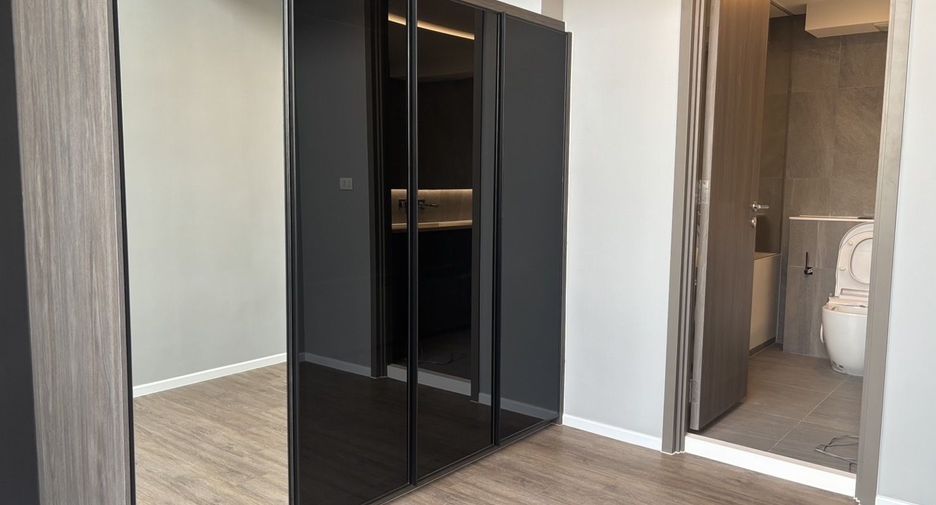 For rent 3 bedrooms condo in Huai Khwang, Bangkok