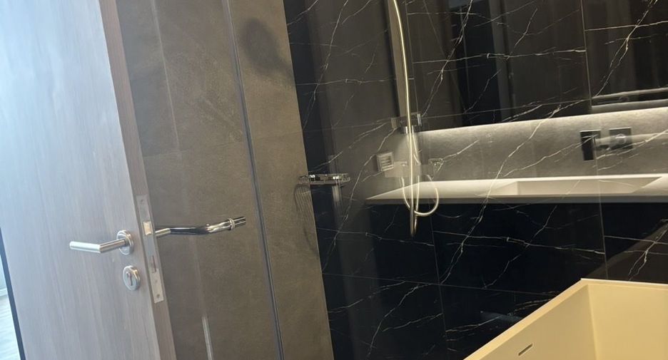 For rent 3 bedrooms condo in Huai Khwang, Bangkok