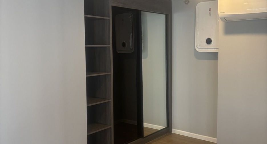 For rent 3 bedrooms condo in Huai Khwang, Bangkok