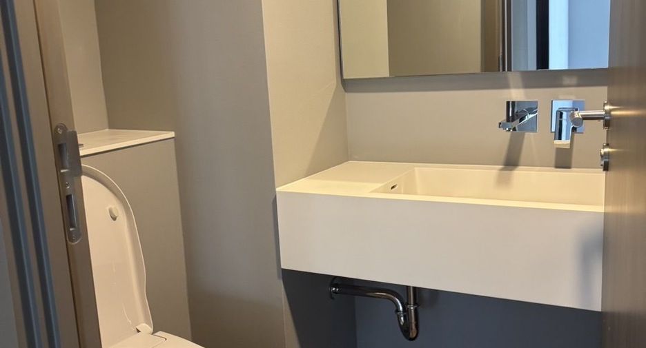 For rent 3 bedrooms condo in Huai Khwang, Bangkok