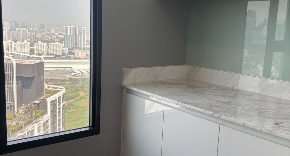 For rent 3 bedrooms condo in Huai Khwang, Bangkok