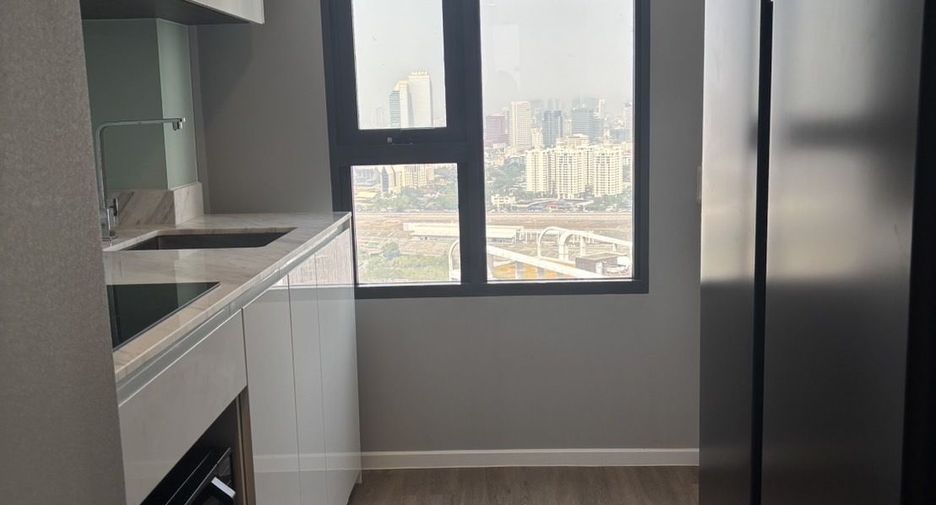 For rent 3 bedrooms condo in Huai Khwang, Bangkok