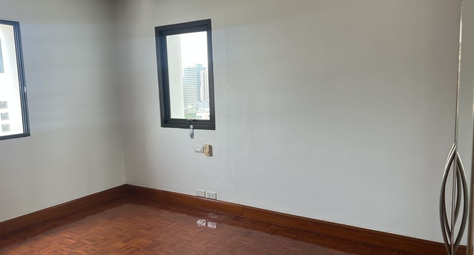 For rent 3 bedrooms condo in Watthana, Bangkok