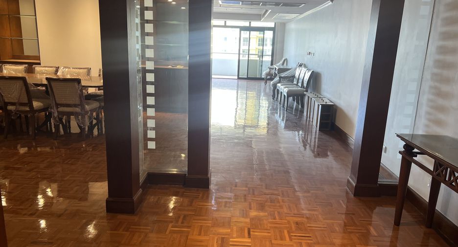 For rent 3 bedrooms condo in Watthana, Bangkok
