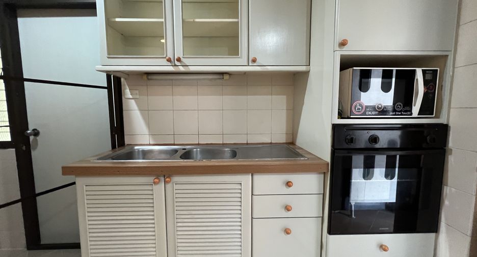 Condo en alquiler de 3 habitaciones en Watthana, Bangkok