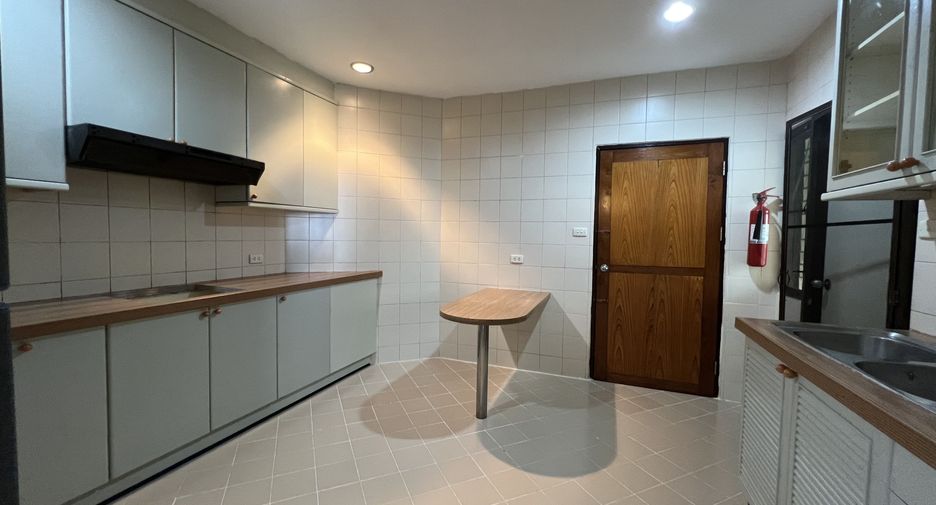 Condo en alquiler de 3 habitaciones en Watthana, Bangkok