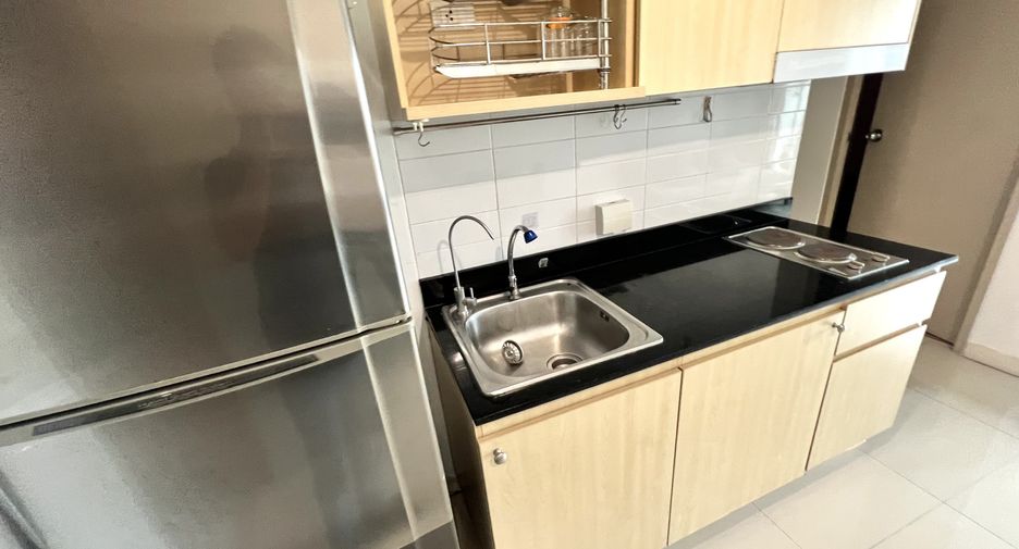 Condo en alquiler de 2 habitaciones en Huai Khwang, Bangkok