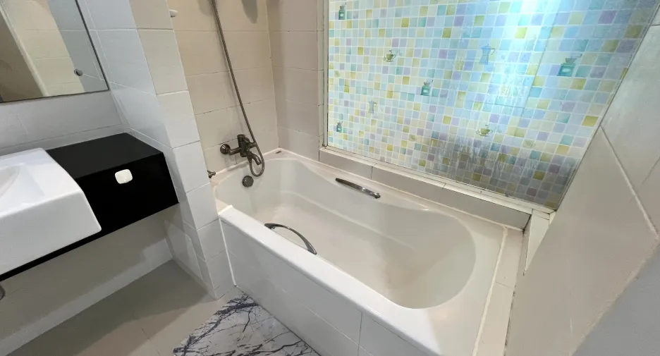 Condo en alquiler de 2 habitaciones en Huai Khwang, Bangkok