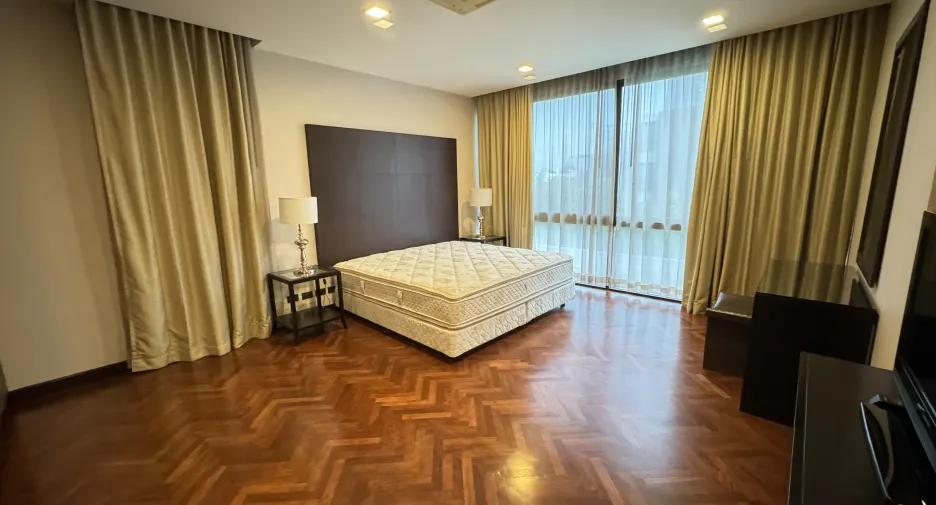 For rent 2 bedrooms apartment in Watthana, Bangkok