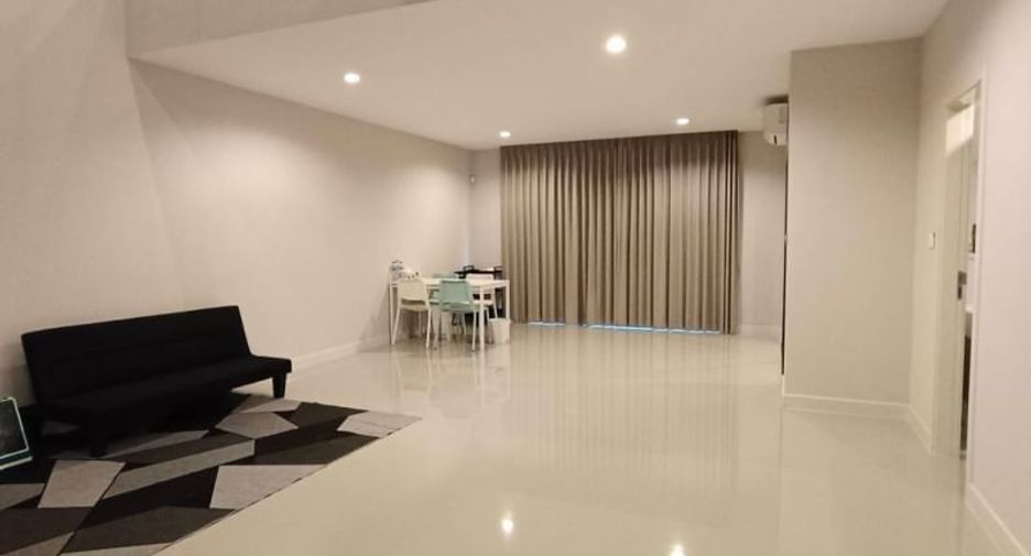 For rent 3 bedrooms townhouse in Saphan Sung, Bangkok