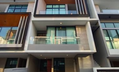 For rent 3 ベッドルーム townhouse in Saphan Sung, Bangkok