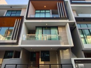 Casa adosada en alquiler de 3 habitaciones en Saphan Sung, Bangkok